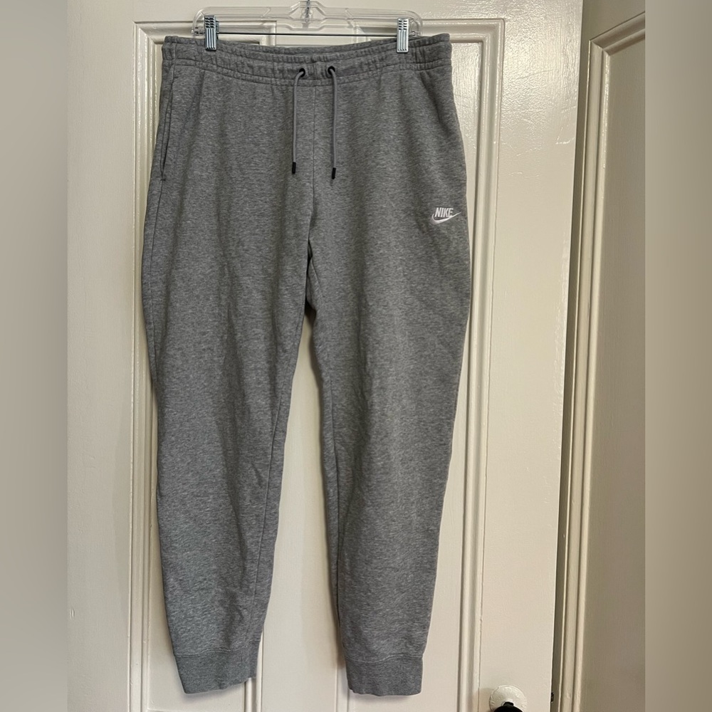 Men’s grey Nike sweats!